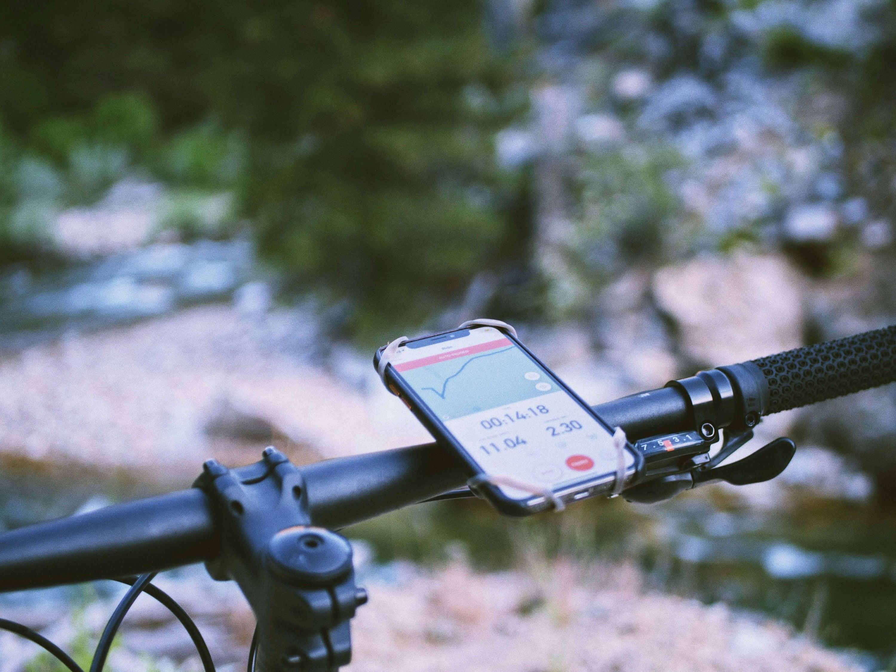 A bike showing a smartphone with a activity tracking application